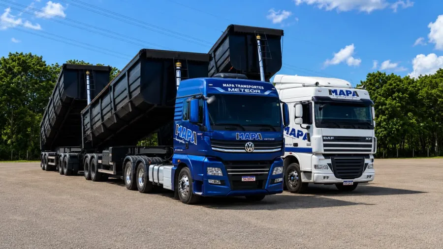 Frota de caminhões rodocaçamba da Mapa Transportes