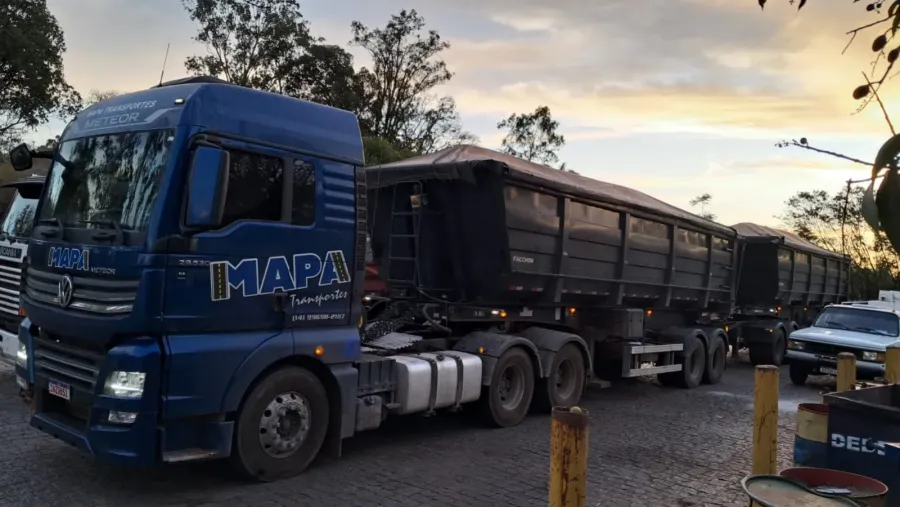 Frete de calcário e gesso agrícola: rodocaçamba e correção de solo