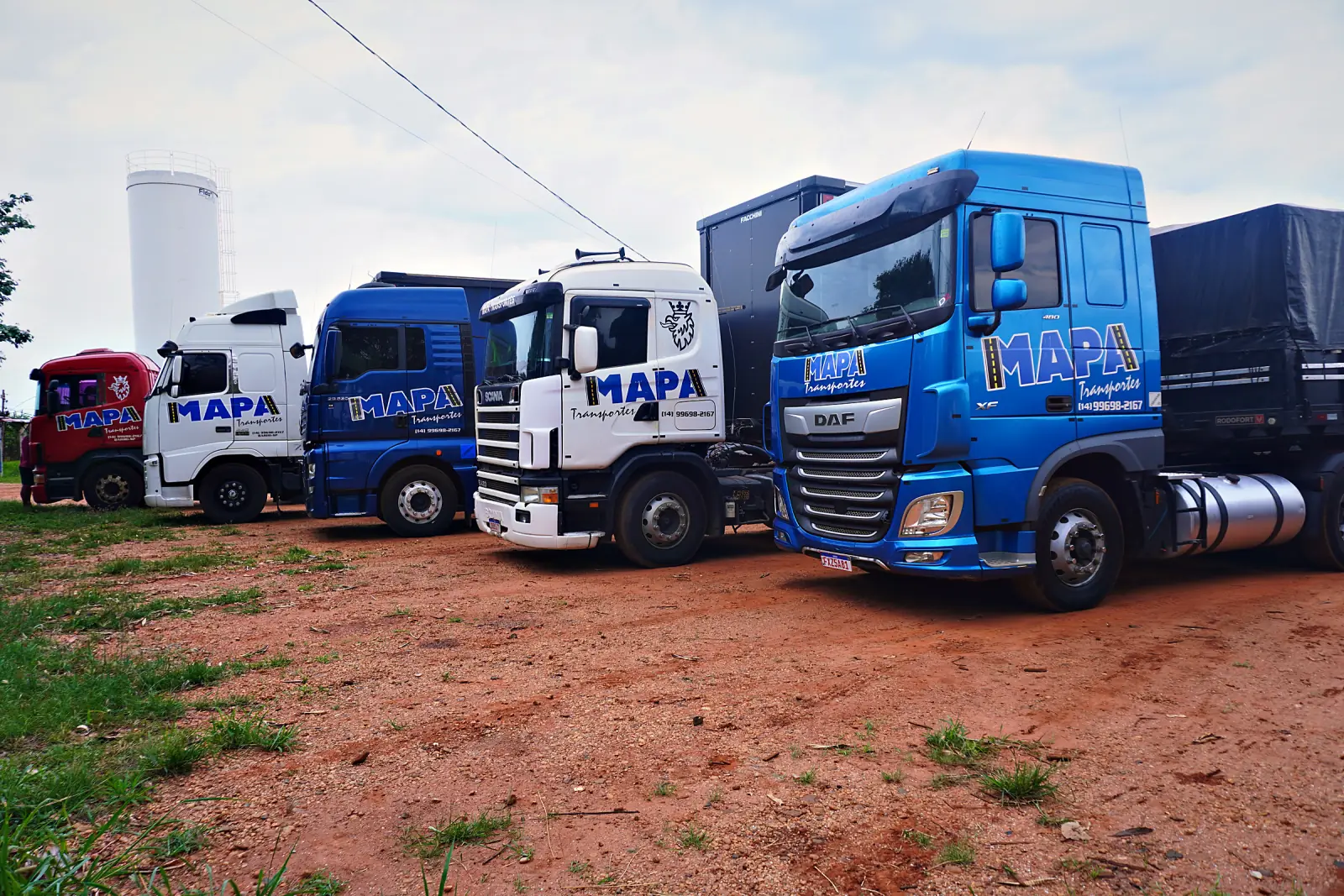 Caminhão DAF da Mapa Transportes em viagem de lotação, atendimento em Avanhandava