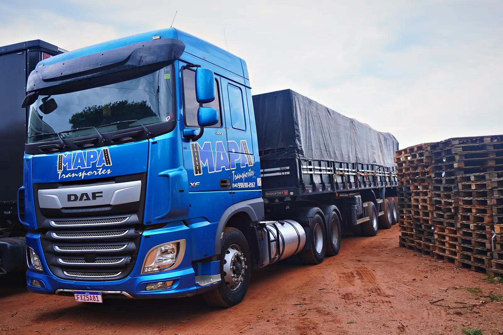 Caminhão DAF da Mapa Transportes em viagem de lotação, atendimento em Cotia